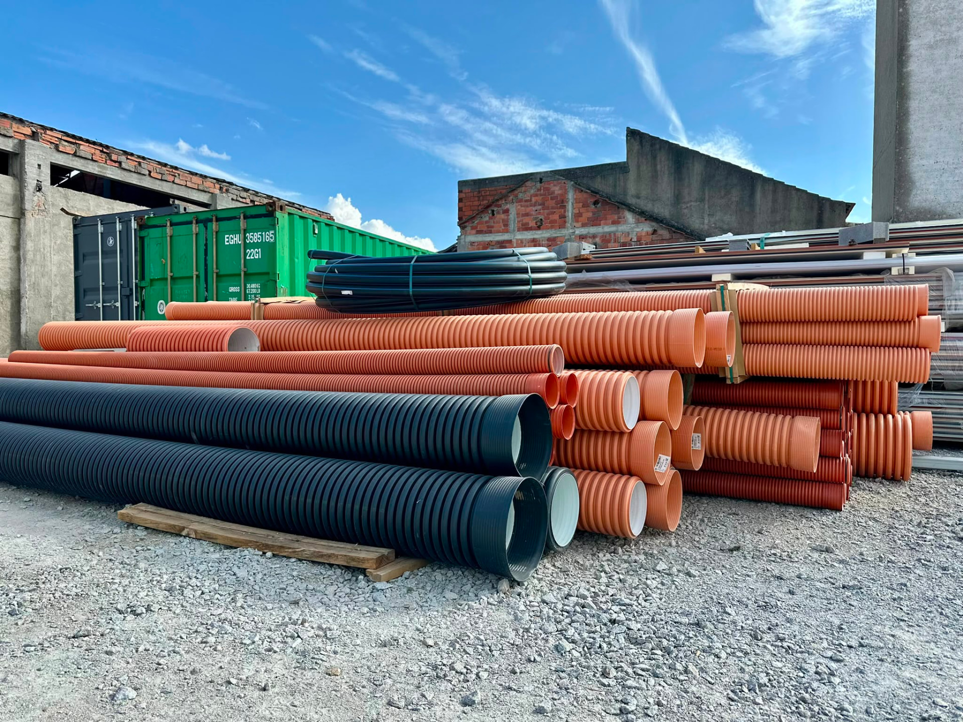 Materiais de construção em armazém da Vento Astuto